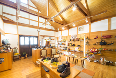 外岐阜県瑞浪市の三喜屋靴店では、夫婦で上級シューフィッターの私たちが足と靴のお困りごと、悩みに寄り添います。お出かけの靴、パンプス、革靴、旅行の靴、お仕事の靴、安全靴、ヒール靴、ビジネス靴、オシャレ靴、カジュアル靴、オーダーメイド靴で対応します。。反母趾、ウオノメ、タコ、巻爪、陥入そう、モートン病、足底筋膜炎、腰痛、膝痛、足が痛い、足がだるい、足が疲れる、つま先が痛い、土踏まずが痛い、ふくらはぎがだるい、ふくらはぎが痛いなど、ガマンしないで、シューフィッターにご相談ください。愛知、岐阜、三重、長野、土岐、多治見、瑞浪、恵那、中津川、名古屋市、春日井市、郡上、高山、美濃加茂、可児、からご来店。