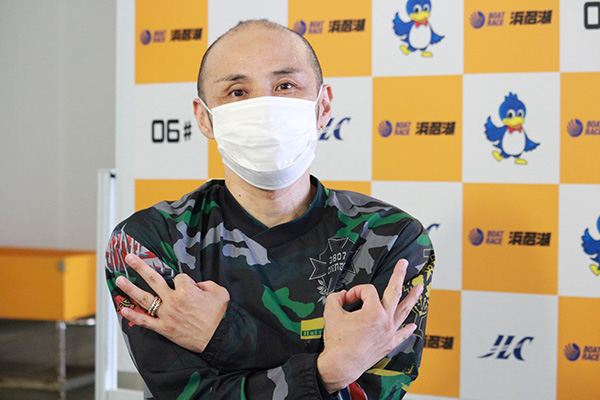 1・飛んで埼玉ポーズ岡部選手.jpg