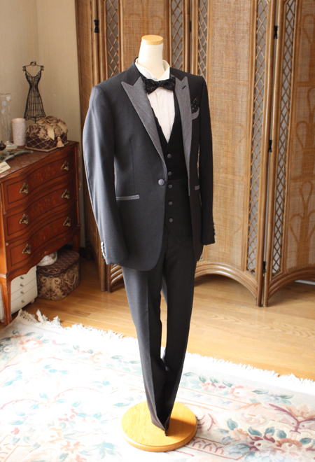 おしゃれなブラックの花婿タキシード。細身シルエットのインポート生地
