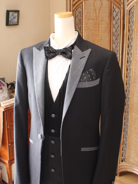 おしゃれなブラックの花婿タキシード。細身シルエットのインポート生地