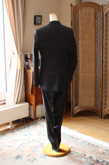 おしゃれなブラックの花婿タキシード。細身シルエットのインポート生地