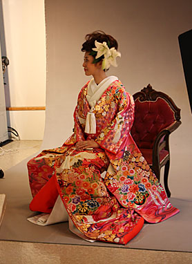 神前結婚式で着る純白の白無垢と華やかで祝福にふさわしい色打掛。古来