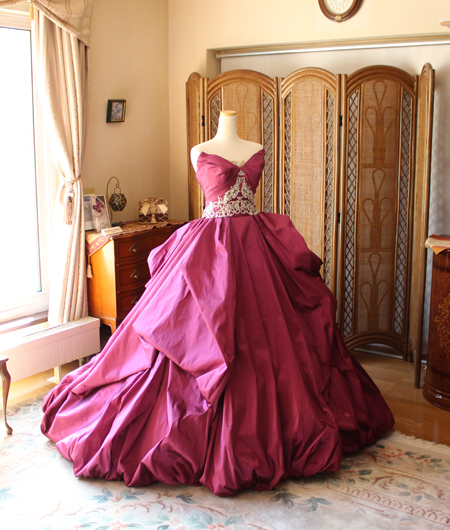 エレガントな装いと花嫁姿を演出するチェリーピンクのカクテルドレス