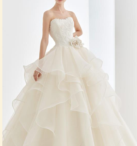花嫁様の幸せを表現するウェディングドレス！ドレープフリルと動きのあるAラインスカートが特徴的なデザイン。 | ウェディングドレス＆ドレス製作