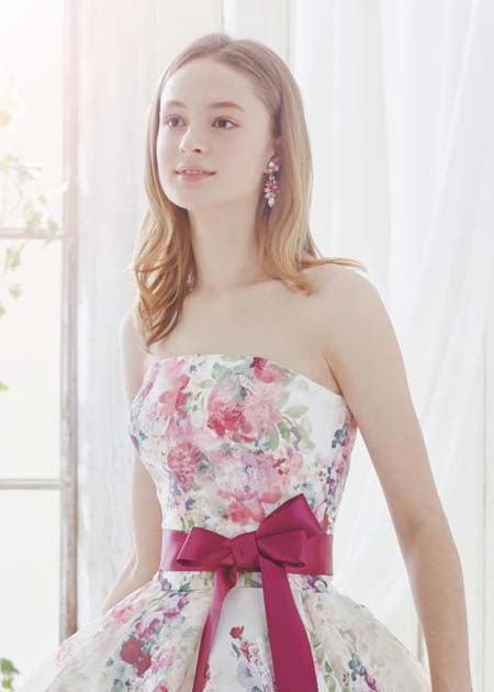 女性らしい優しさとフェミニンな印象を与える花柄プリントのカクテル 