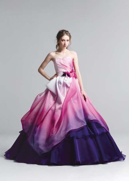 綺麗なグラデーションカラーを表現した結婚式のお色直しカラードレス 
