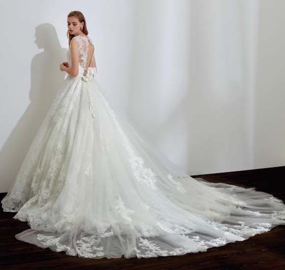花嫁様らしくスタイル良く表現するAラインのウェディングドレス