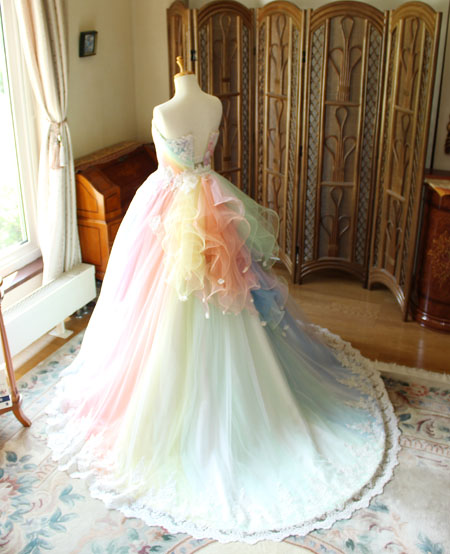 結婚式のお色直しには花嫁様の個性や雰囲気を表現するドレスが人気