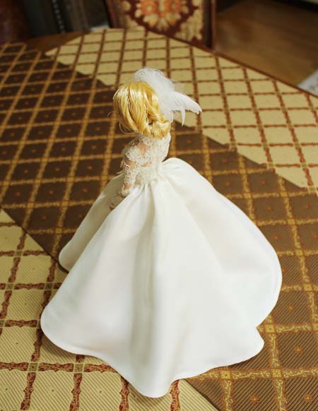 結婚式当日のウェディングドレス姿をそのままバービーサイズの人形に