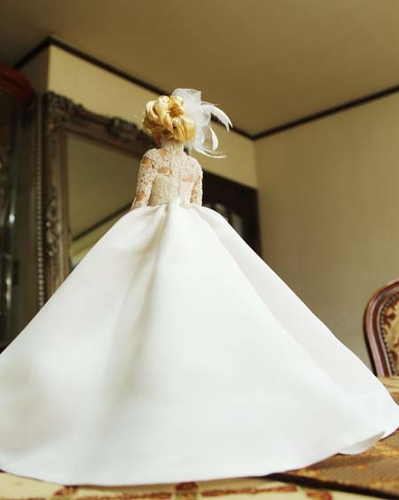 結婚式当日のウェディングドレス姿をそのままバービーサイズの