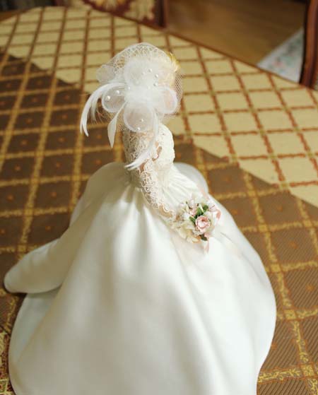 結婚式当日のウェディングドレス姿をそのままバービーサイズの