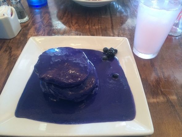 ハワイ・ヨーグルストーリー紫色のパンケーキ(ウベパンケーキ)