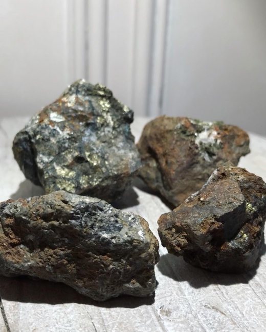 石灰岩に貫入したスカルンの黄銅鉱 スカルンとは？～特大結晶 磁鉄鉱