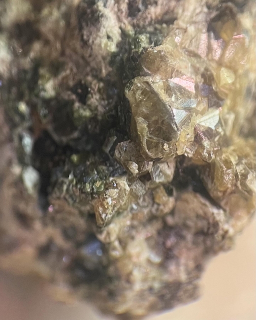 鉱物採集　ザクロ石　柘榴石　ガーネット　レインボー　虹色　反射