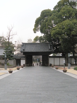 徳川美術館エントランスから眺める黒門