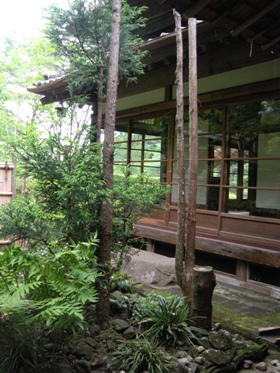 春風萬里 茶室から望む母屋