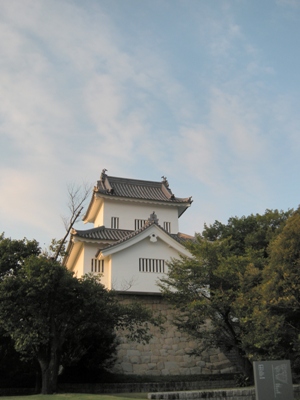 豊田市美術館入り口付近 七州城の隅櫓(復元)