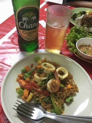 インスタントヌードルの焼きそばタイ料理