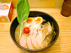 しろ八 こってりチャーシュー麺+味玉