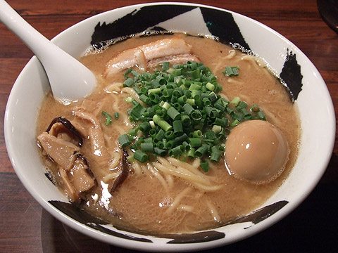 麺屋武蔵 武骨 白武骨味玉ら〜麺