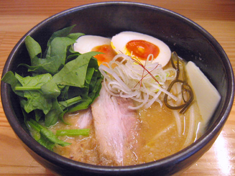 旬麺しろ八 味噌しろ六+カルピスバター 有機ほうれん草