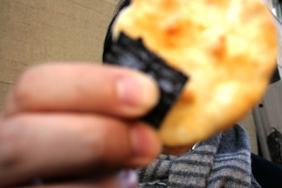 焼きたて煎餅を持つ旦那はん