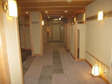 通路を歩いて