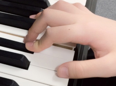 ピアノを弾く指が反対側に曲がってしまう