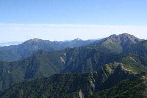 山頂から、仙丈、甲斐駒、北岳、間ノ岳