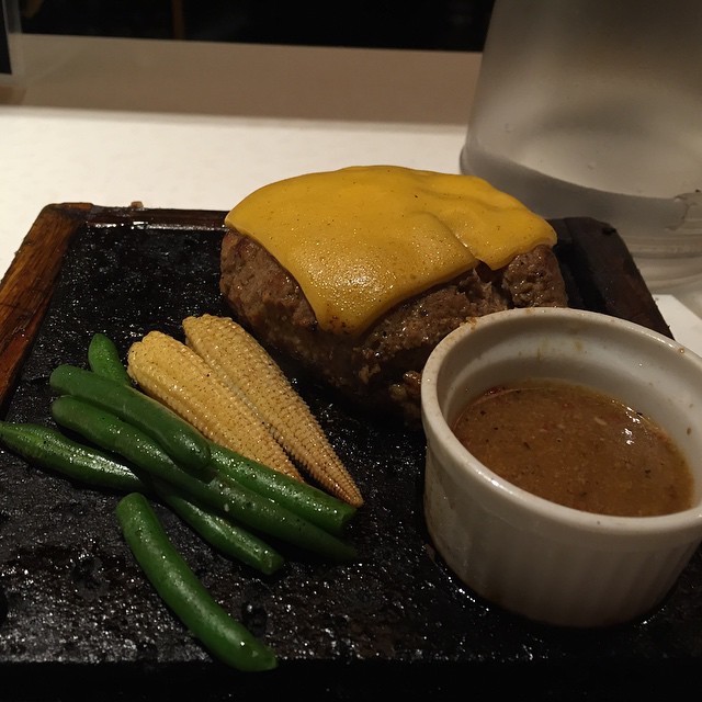 溶岩焼ダイニング bonbori / 牛ハンバーグの溶岩焼き チーズトッピング