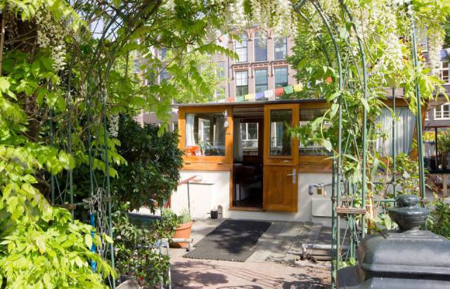 cozy_beautiful_houseboat_in_amsterdam_can_be_rented_for_your_enjoyment_640_02.jpg