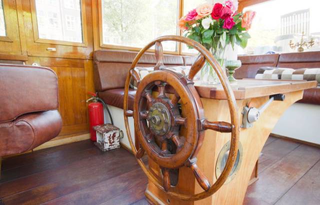 cozy_beautiful_houseboat_in_amsterdam_can_be_rented_for_your_enjoyment_640_04.jpg