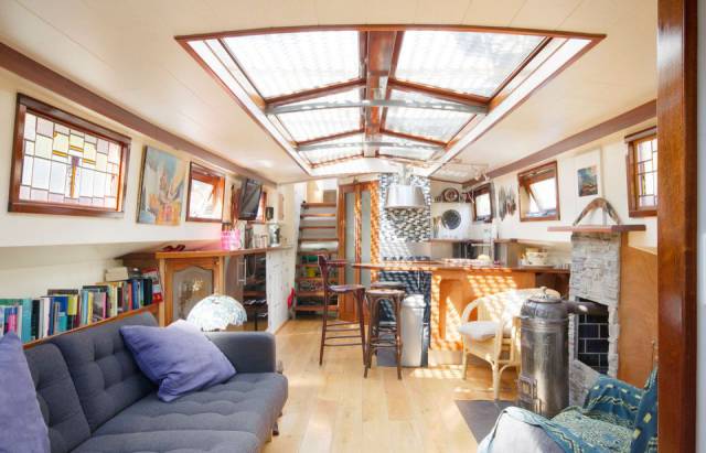 cozy_beautiful_houseboat_in_amsterdam_can_be_rented_for_your_enjoyment_640_06.jpg