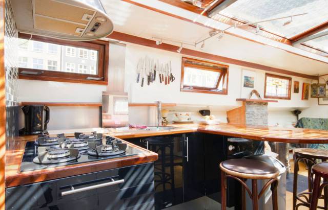 cozy_beautiful_houseboat_in_amsterdam_can_be_rented_for_your_enjoyment_640_09.jpg