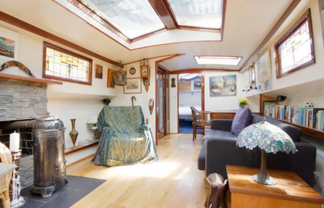 cozy_beautiful_houseboat_in_amsterdam_can_be_rented_for_your_enjoyment_640_10.jpg