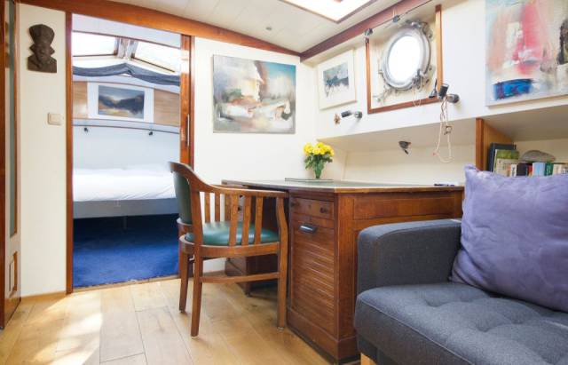 cozy_beautiful_houseboat_in_amsterdam_can_be_rented_for_your_enjoyment_640_11.jpg