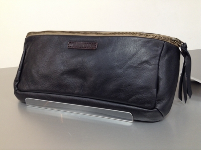 美品 クシタニKUSHITANI ユーティリティーエグザリートバッグ ショルダー レザー ポーチ 鞄カバン 黒ブラック 新商品 エグザリートカマーバッグです：KUSHITANI 三鷹店 | KUSHITANI