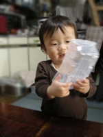 弟はおせんべいの入っていた容器の音が気に入った様子です。