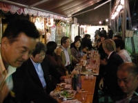 2次会では新しい人の輪が作られます。