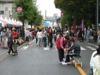 商工祭2日目は、明け方降っていた雨も上がりはっきりしないながらも人では多くなってきました。