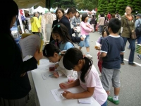地域通貨戸田オール運営委員会によるお仕事体験隊の小学生と引率する戸田翔陽高校生たち。