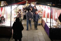お隣の穴八幡様の境内も露店で賑やかです。