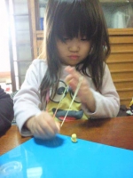 部屋では練りケシを伸ばして遊んでいます。