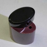使うときはフタをずらして芯を削ります。