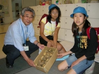 エコ・とだ・ネットワークが連携している芦原小学校にジャガイモのお届けです。