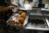 熱々に揚がった「戸田のエコロッケ」。美味しそうです。