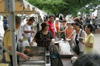 揚がるのを待っているお客様と和やかに話が弾んでいます。