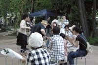 演奏しながら踊るように動き回り聴衆の中に入ってきます。