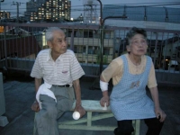戸田橋の花火を見るときは屋上に運び座って見ています。