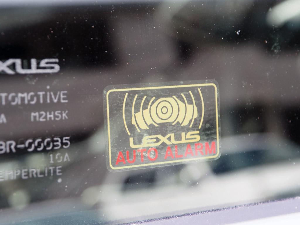 レクサスNXにレクサス純正 セキュリティアラームステッカーを装着 | くるま、ときどきガジェット